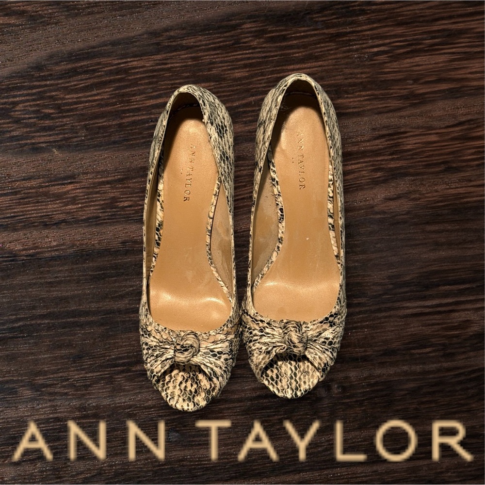 Ann Taylor snakeskin open toe heels 👠 knot detail 3 inch heel size 8